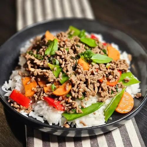Asiatisches Hackfleischgericht mit Reis und Gemüse