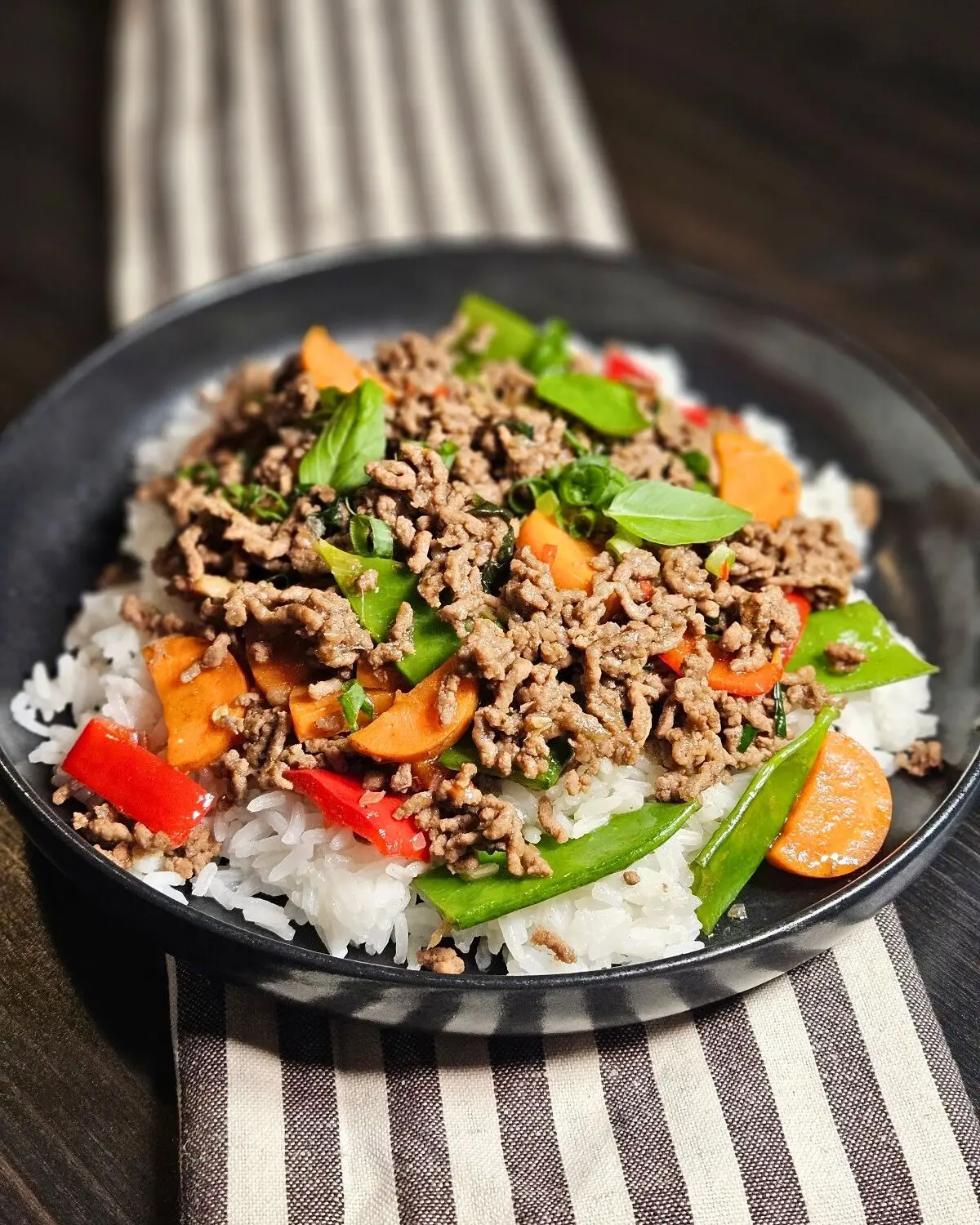 Asiatisches Hackfleischgericht mit Reis und Gemüse
