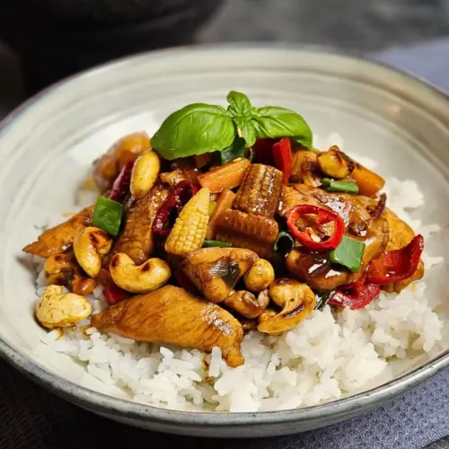 Chicken-Cashew-Pfanne mit Reis und Gemüse nach thailändischer Art mit Hähnchen, Cashewnüssen und Chili