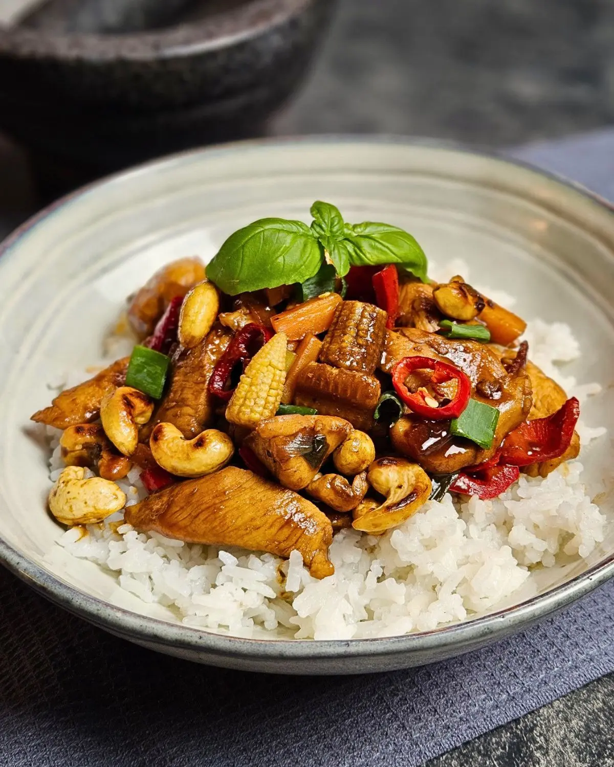 Chicken-Cashew-Pfanne mit Reis und Gemüse nach thailändischer Art mit Hähnchen, Cashewnüssen und Chili