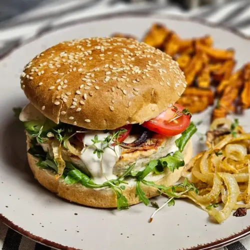 Chickenburger mit Joghurtsauce und karamellisierten Zwiebeln