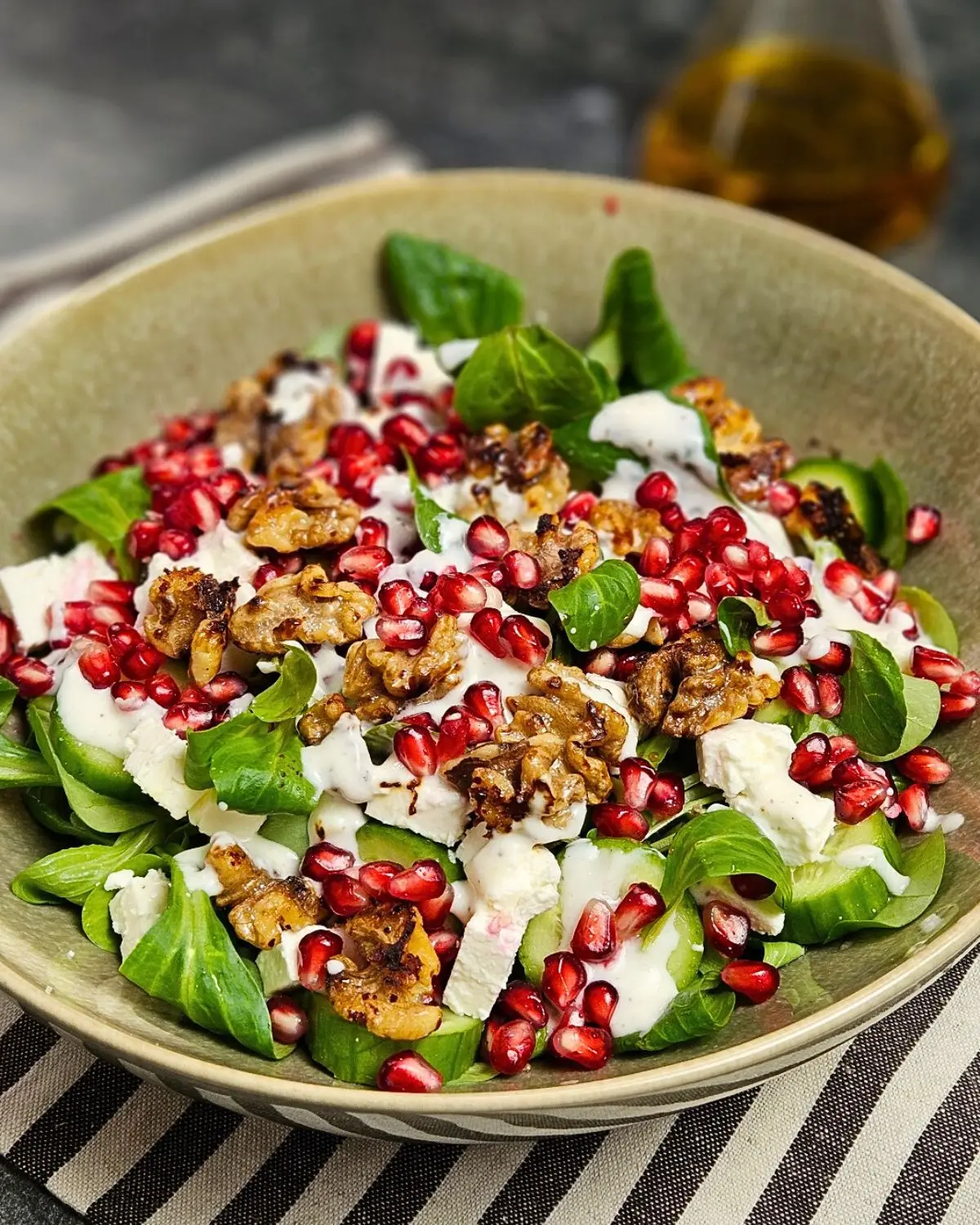 Feldsalat mit Granatapfel, Feta und karamellisierten Walnüssen - frisch & gesund