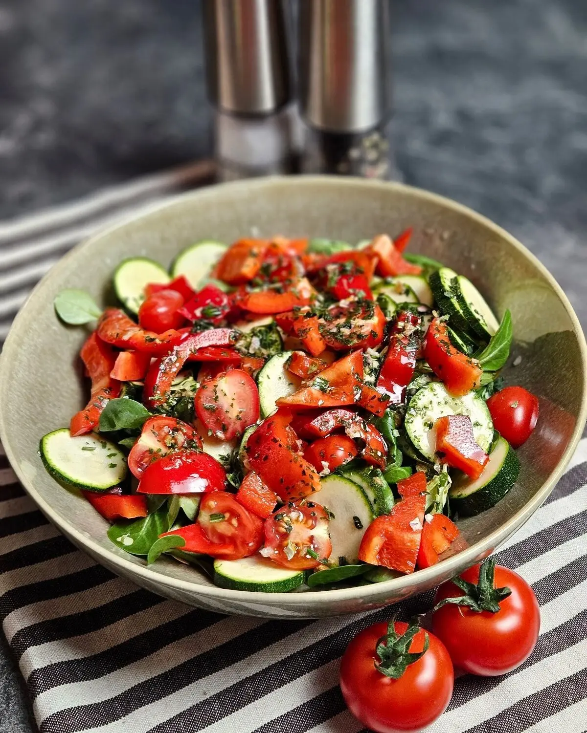 Feldsalat mit Tomate, Zucchini und Paprika