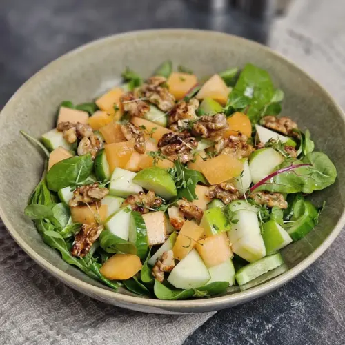 Fruchtiger Feldsalat mit Apfel, Melone und Walnüssen - leicht und gesund