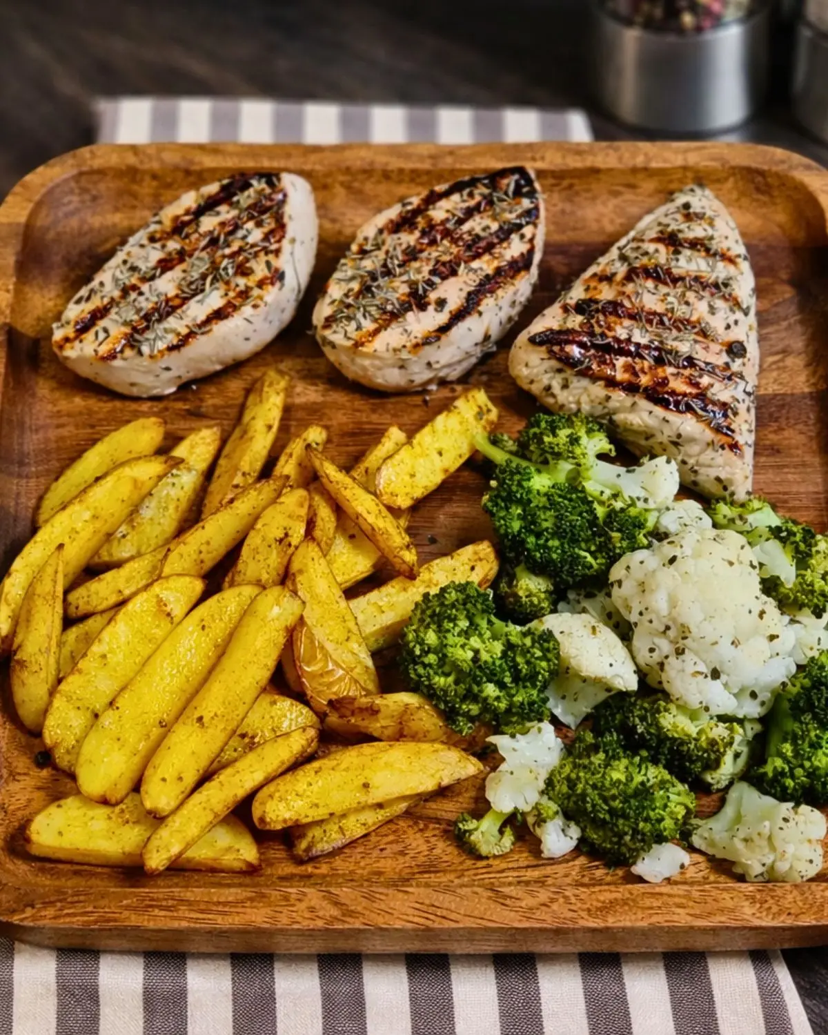 Gegrillte Pute mit Kartoffelecken und Ofengemüse