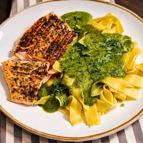 Gegrillter Lachs mit Bandnudeln