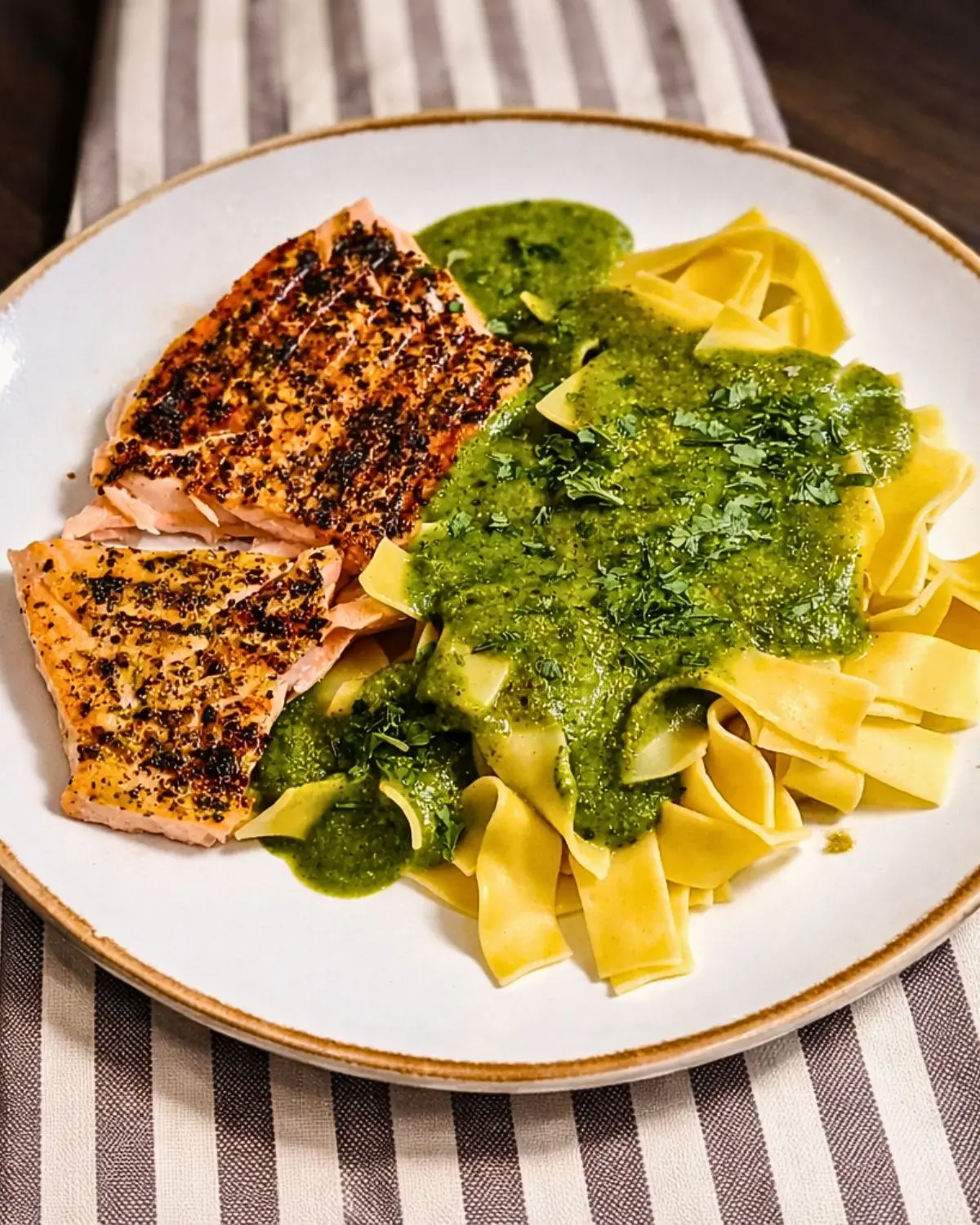 Gegrillter Lachs mit Bandnudeln