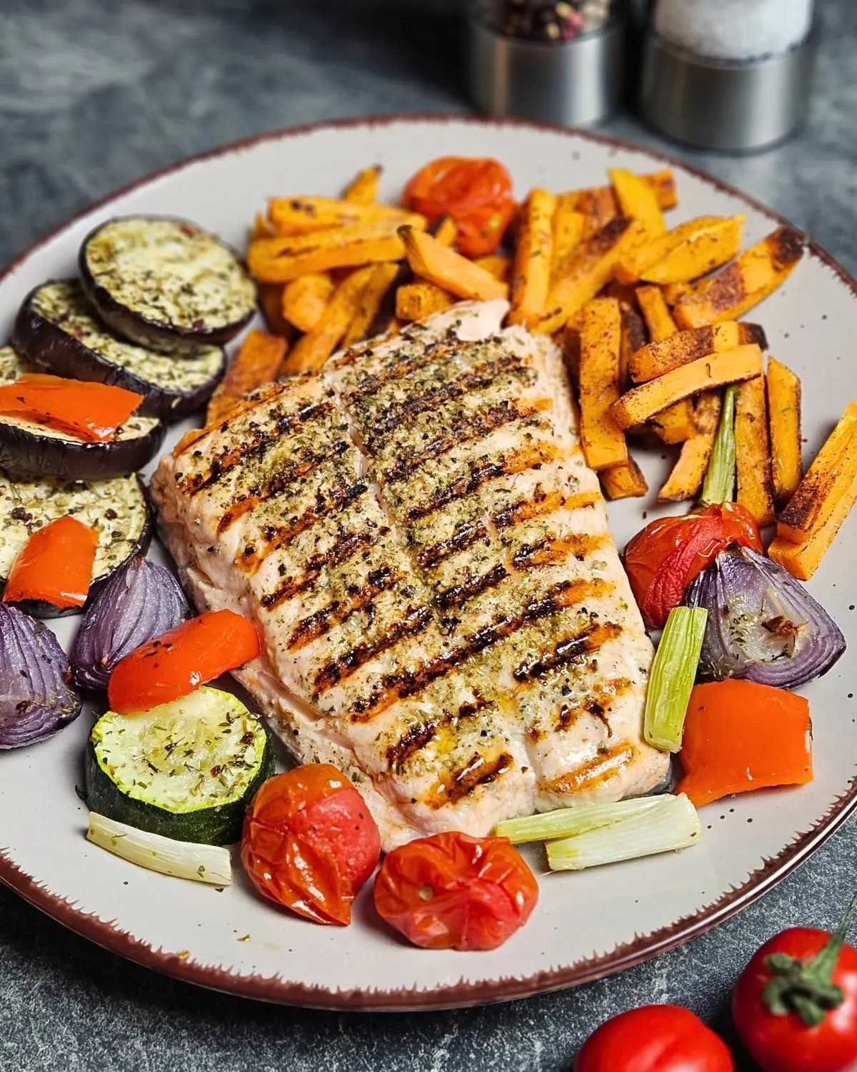 Gegrillter Lachs mit Süsskartoffel-Pommes und Ofengemüse