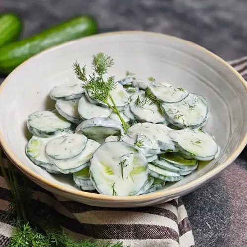 Gurkensalat mit Joghurt-Dill-Dressing