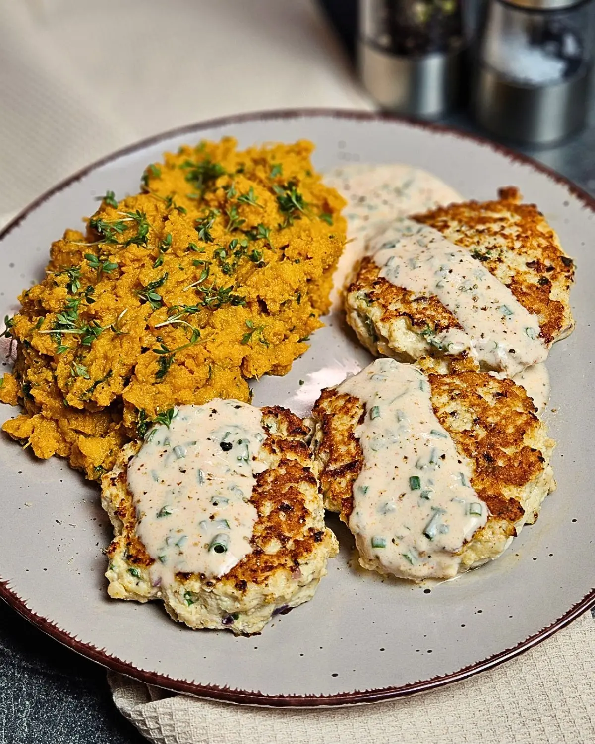 Hähnchenfrikadellen mit Süßkartoffelpüree und pikantem Joghurt-Dip - proteinreich und gesund