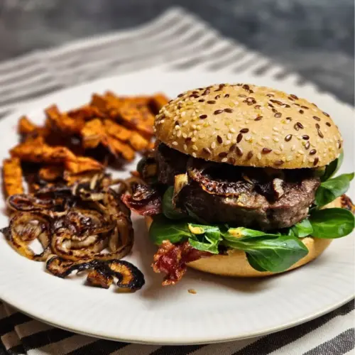 Protein Burger mit Bacon und karamellisierten Zwiebeln