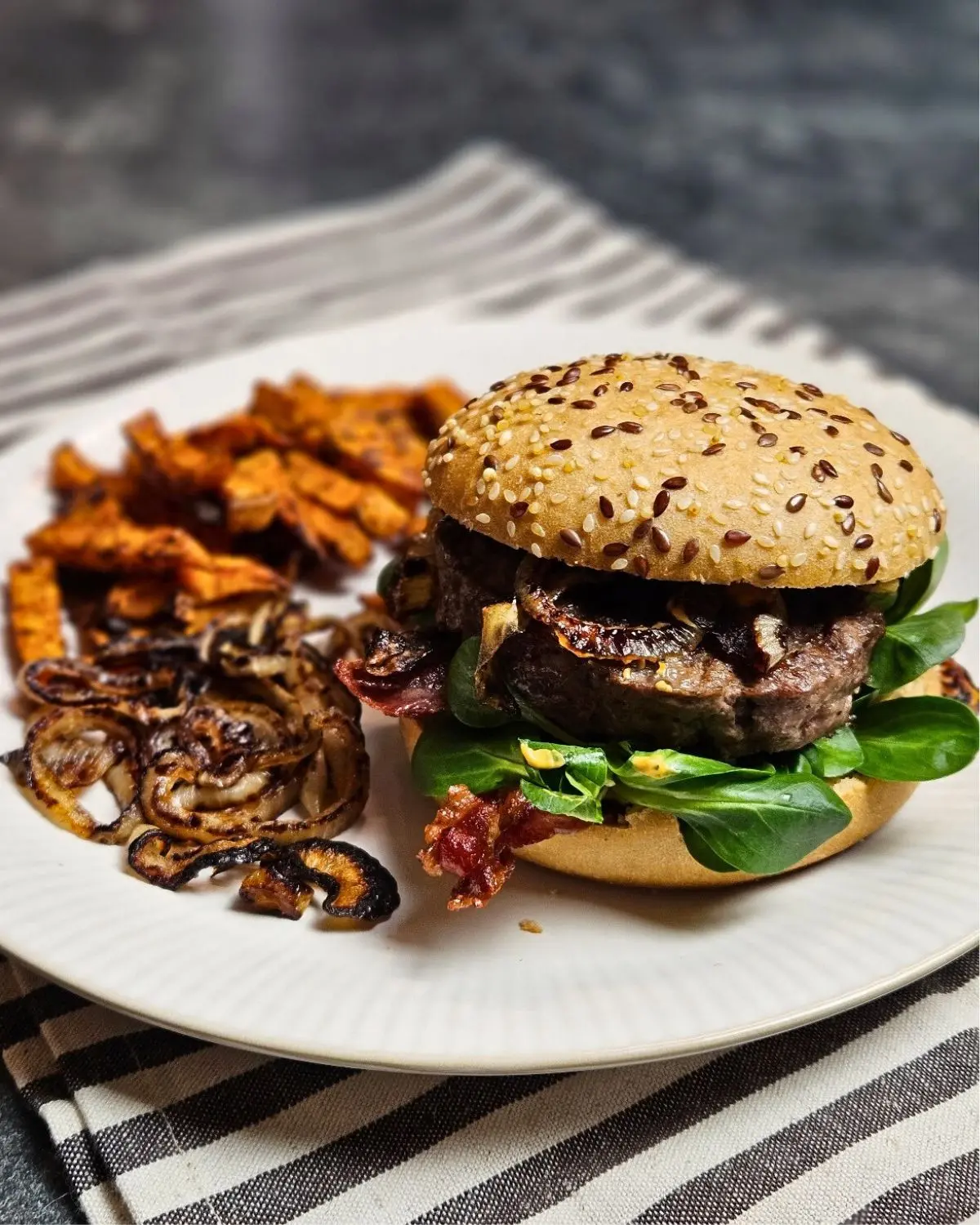 Protein Burger mit Bacon und karamellisierten Zwiebeln
