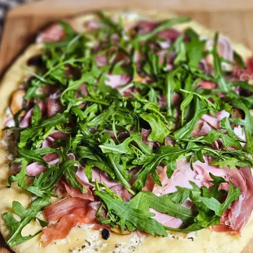 Protein Pizza mit Schinken, Champignons und Rucola(Quarkteig)