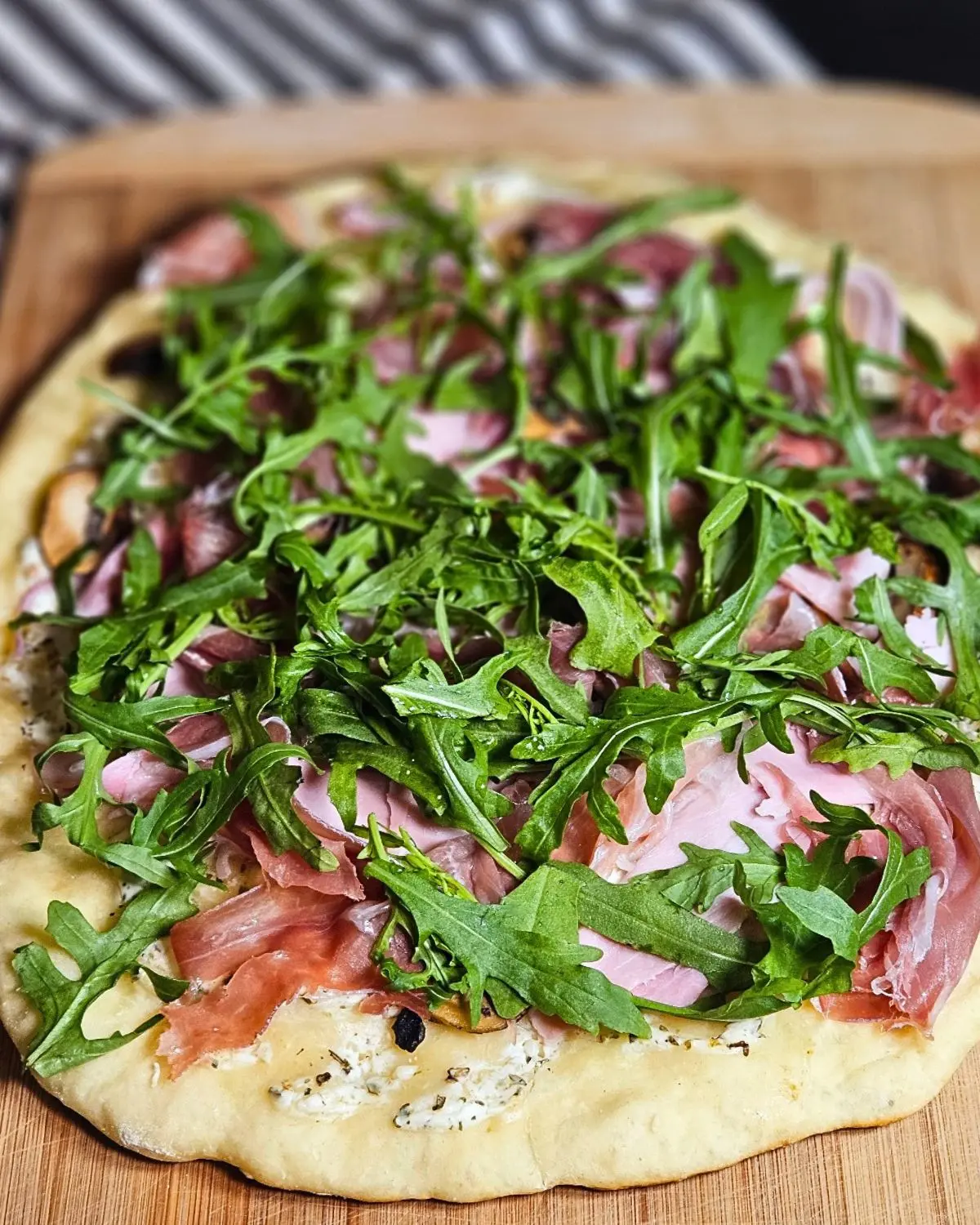 Protein Pizza mit Schinken, Champignons und Rucola(Quarkteig)