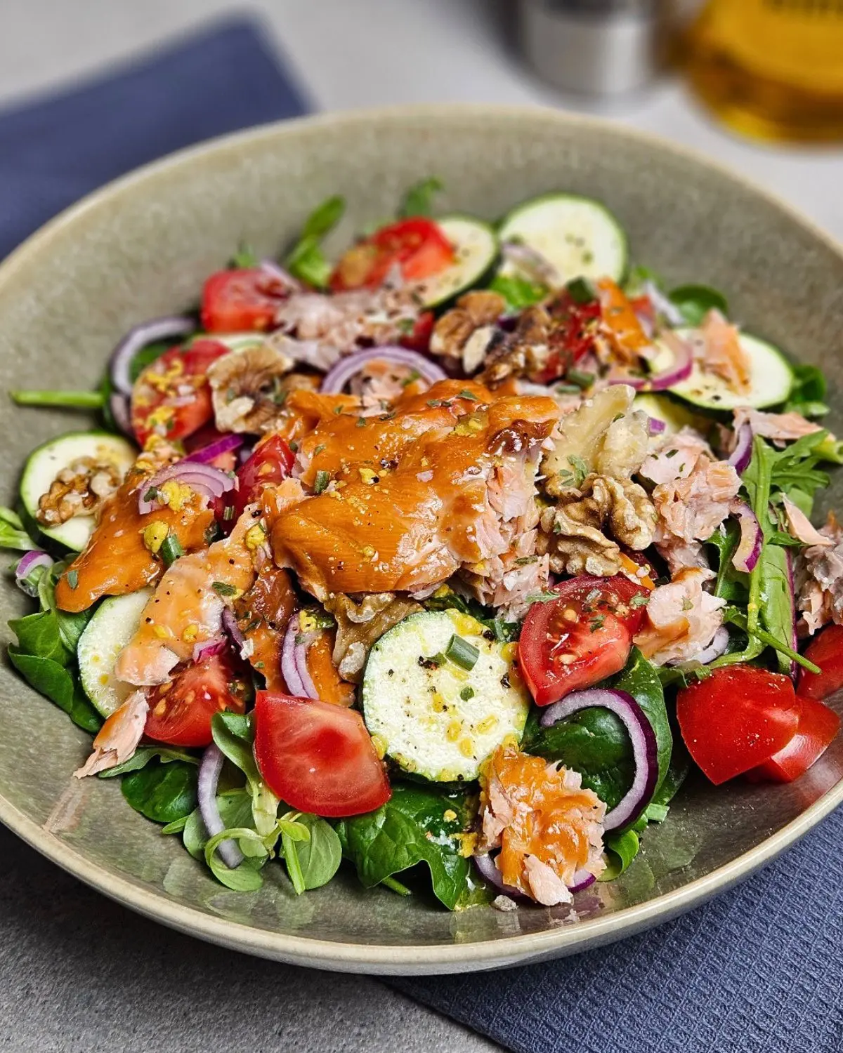Pulled Salmon Salat mit Walnüssen