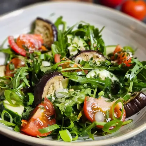 Rucola Salat mit Tomate und gegrillter Aubergine