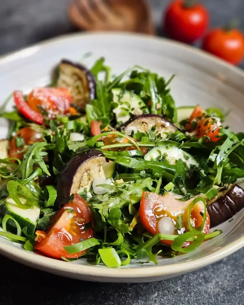 Rucola Salat mit Tomate und gegrillter Aubergine
