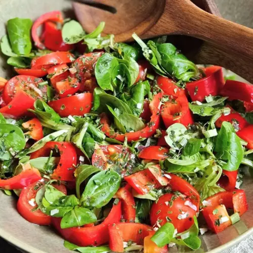 Frischer Feldsalat mit Tomate und Paprika