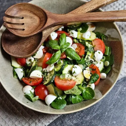 Salat mit Tomate und Mozzarella