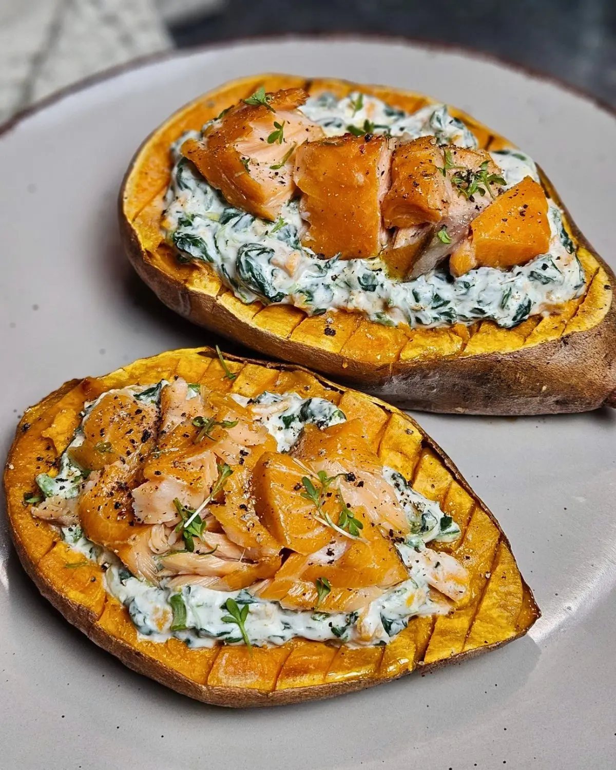 Süßkartoffel gefüllt mit Lachs, Spinat und Frischkäse
