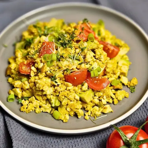 Veganes Rührei mit Avocado und Tomate - aromatisches veganes Frühstücksgericht