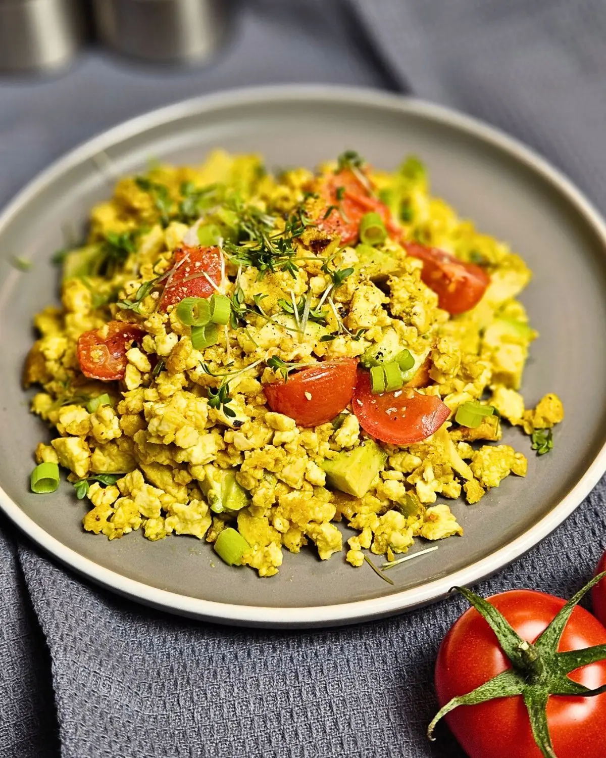 Veganes Rührei mit Avocado und Tomate - aromatisches veganes Frühstücksgericht