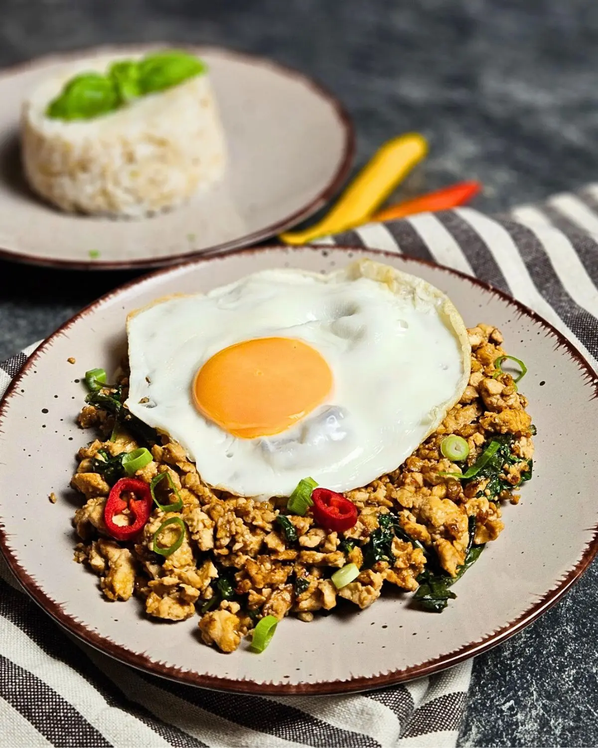 Vegetarisches Pad Krapao mit Tofu und Reis