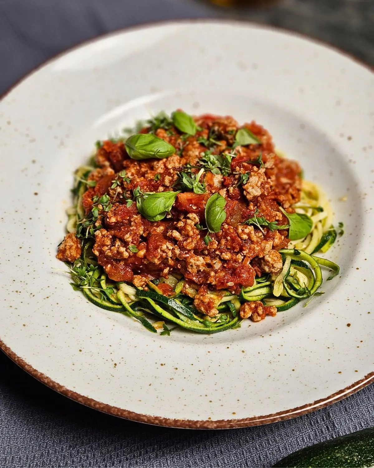 Zoodles mit Hackfleischsauce und Basilikum - frisches Low Carb Gericht