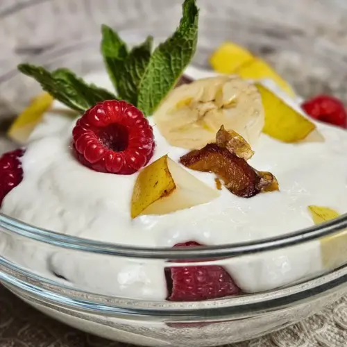 Bananen Skyr mit Birne und Himbeeren