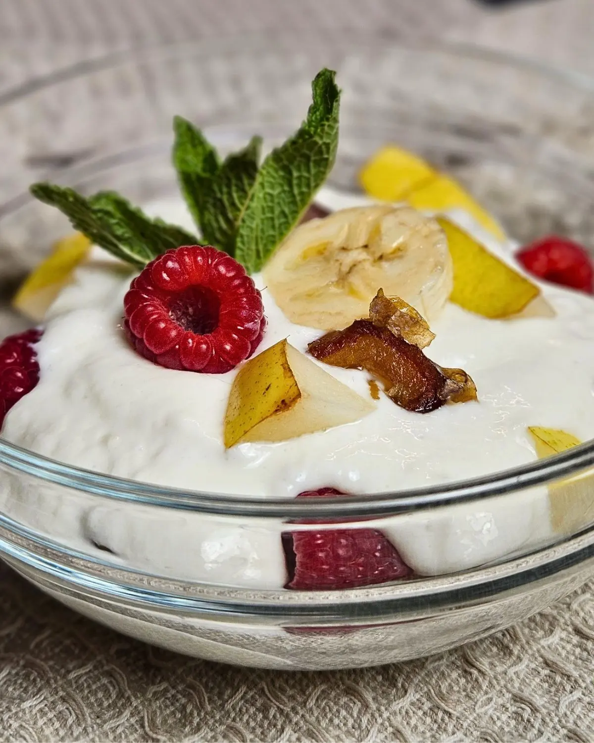 Bananen Skyr mit Birne und Himbeeren