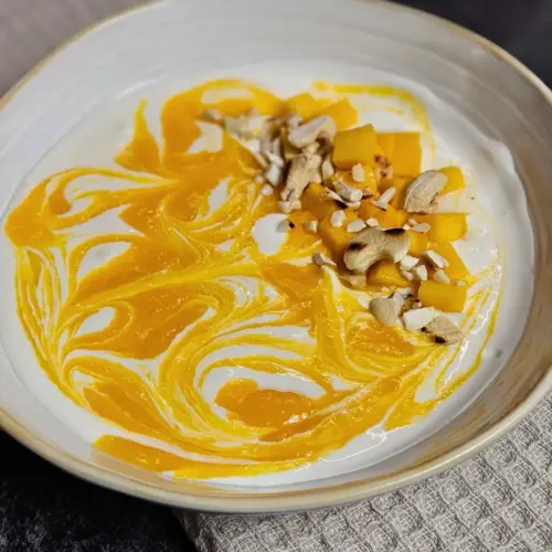 Cremiger Skyr mit Mango-Swirl und Cashewnüssen