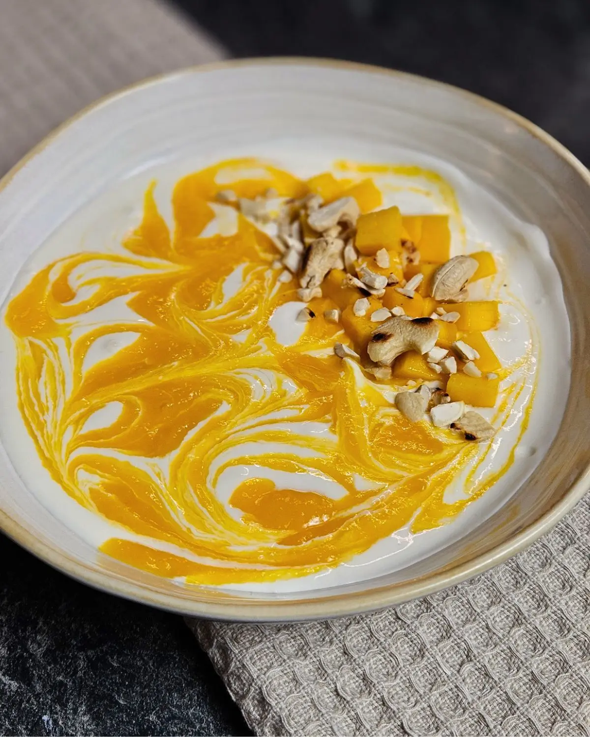 Cremiger Skyr mit Mango-Swirl und Cashewnüssen