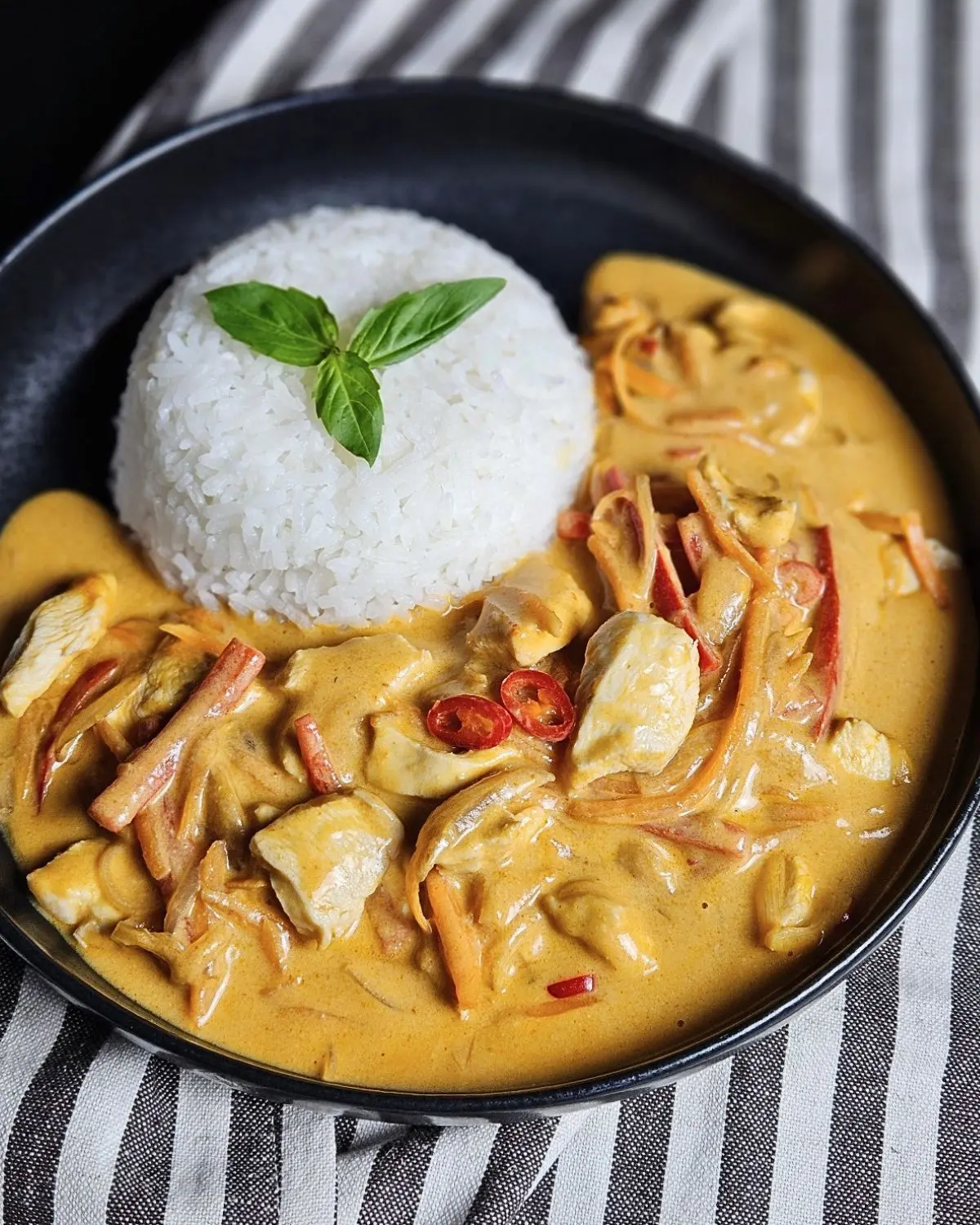 Cremiges Panang Curry mit Reis und Hähnchen