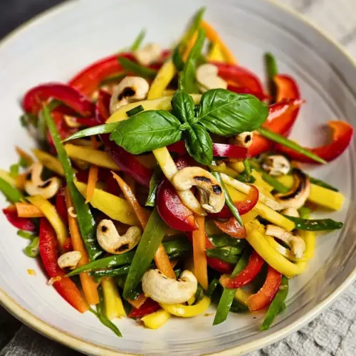 Fruchtiger Mango Salat mit Paprika, Kaiserschoten und Cashewnüssen