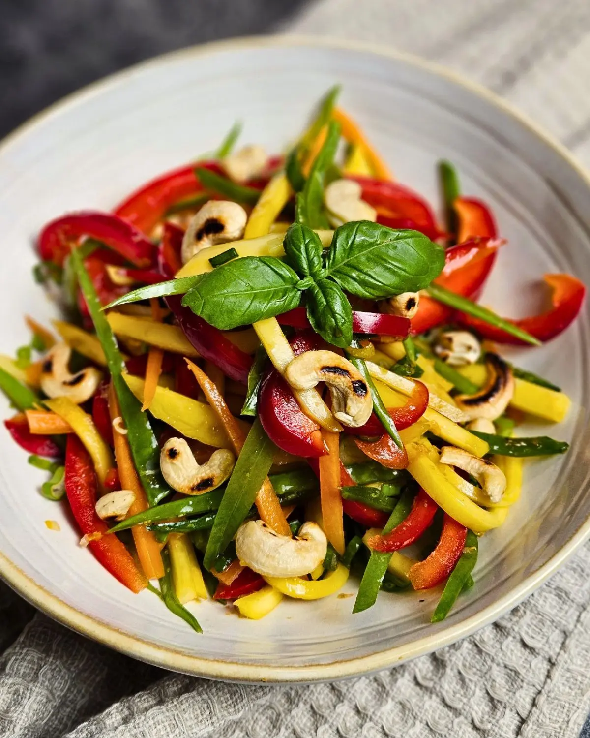 Fruchtiger Mango Salat mit Paprika, Kaiserschoten und Cashewnüssen