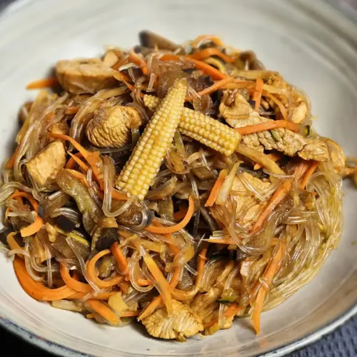 Glasnudeln mit Putenfleisch und Gemüse in Teriyaki-Sauce