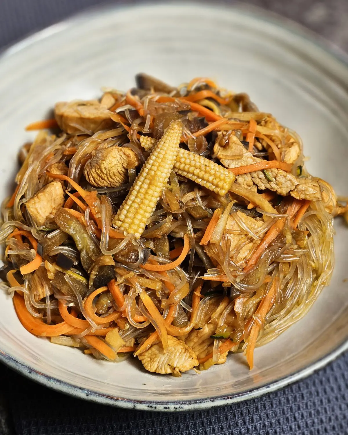 Glasnudeln mit Putenfleisch und Gemüse in Teriyaki-Sauce