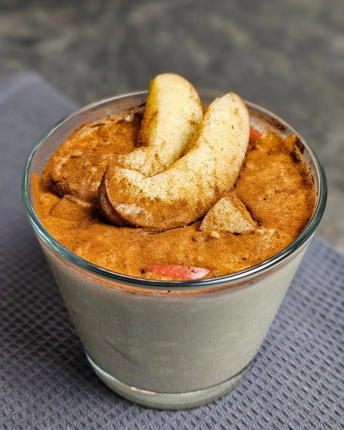 High Protein Apfel-Zimt Dessert mit Hüttenkäse in einem Glas angerichtet
