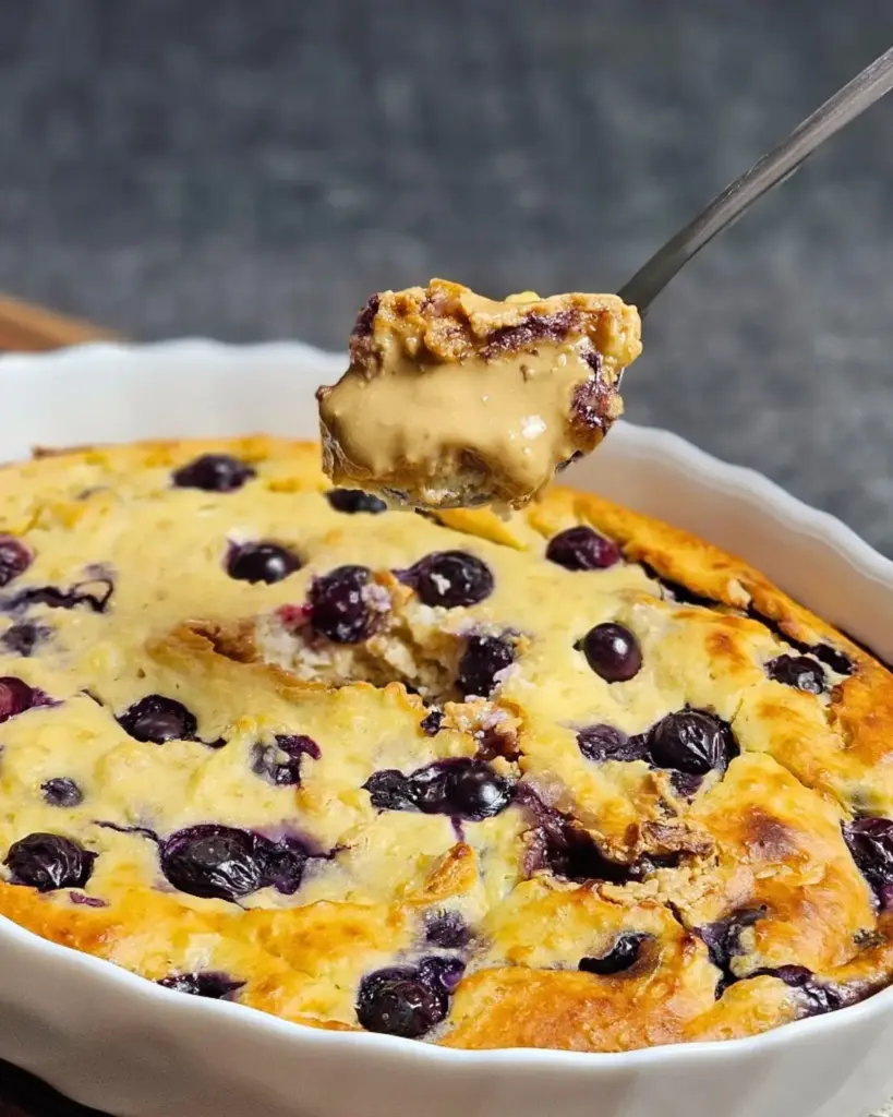Baked Oats in einer Auflaufform mit einem flüssigen Erdnusskern