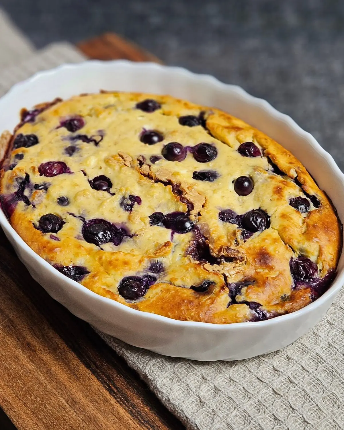 High Protein Baked Oats mit Erdnusskern in einer weißen Auflaufform
