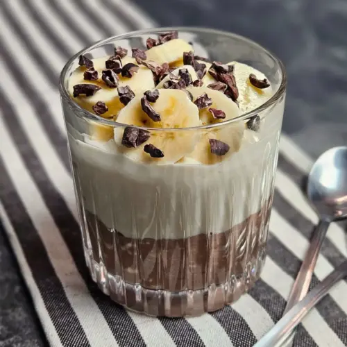High Protein Banana Split Dessert mit Skyr und Hüttenkäse in einem Glas geschichtet