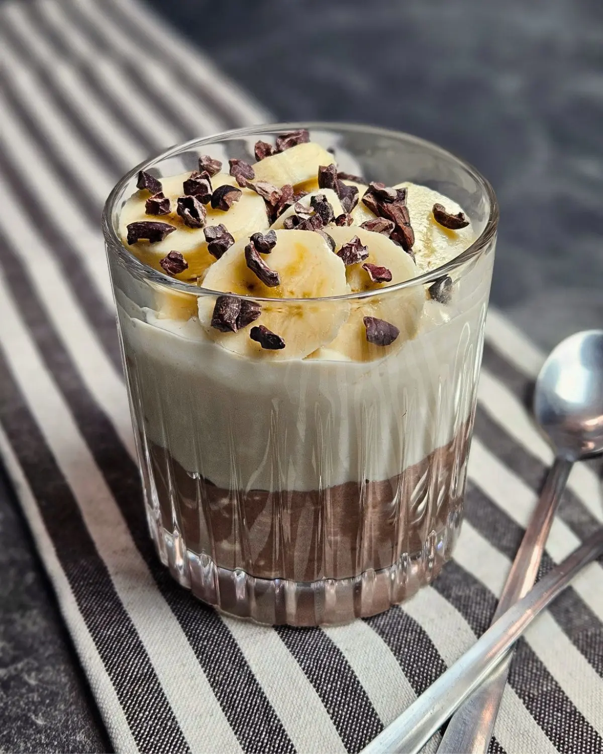 High Protein Banana Split Dessert mit Skyr und Hüttenkäse in einem Glas geschichtet