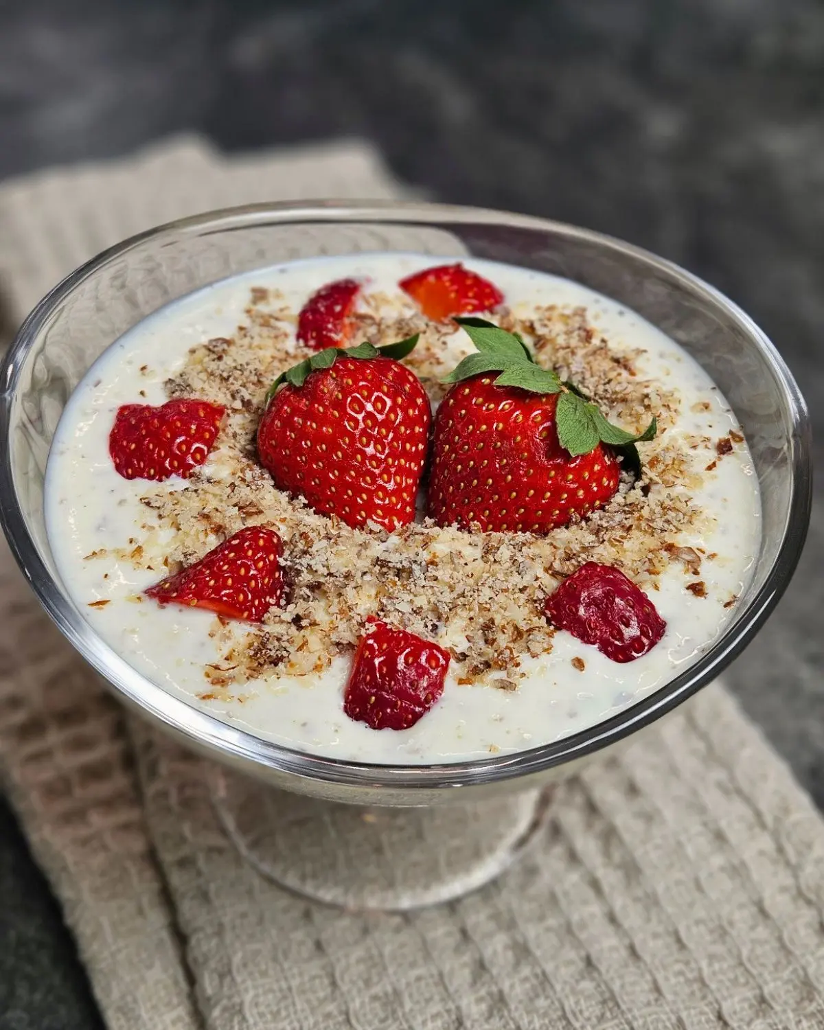 High Protein Erdbeer-Mandel-Dessert in einem Stilglas angerichtet