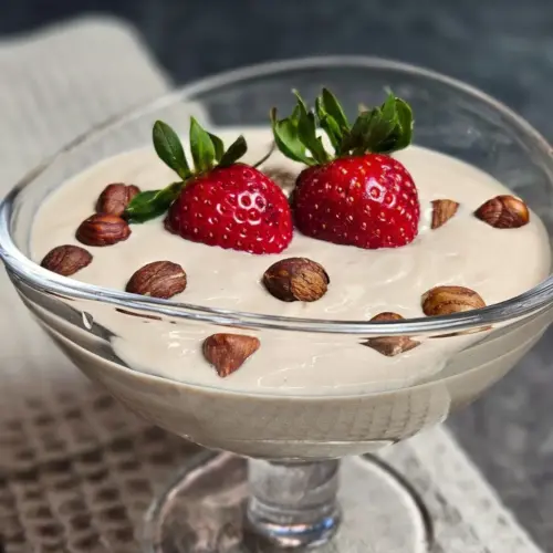 High Protein Erdbeer-Nuss-Dessert in einem Stilglas angerichtet