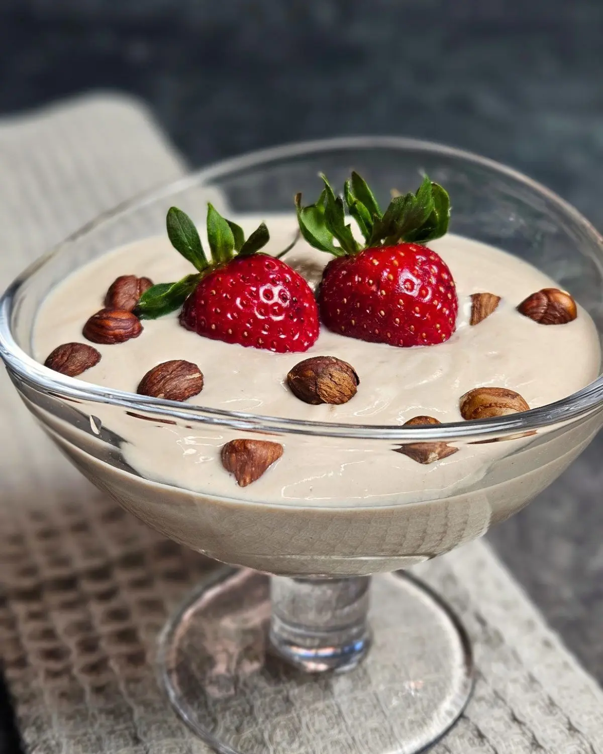 High Protein Erdbeer-Nuss-Dessert in einem Stilglas angerichtet