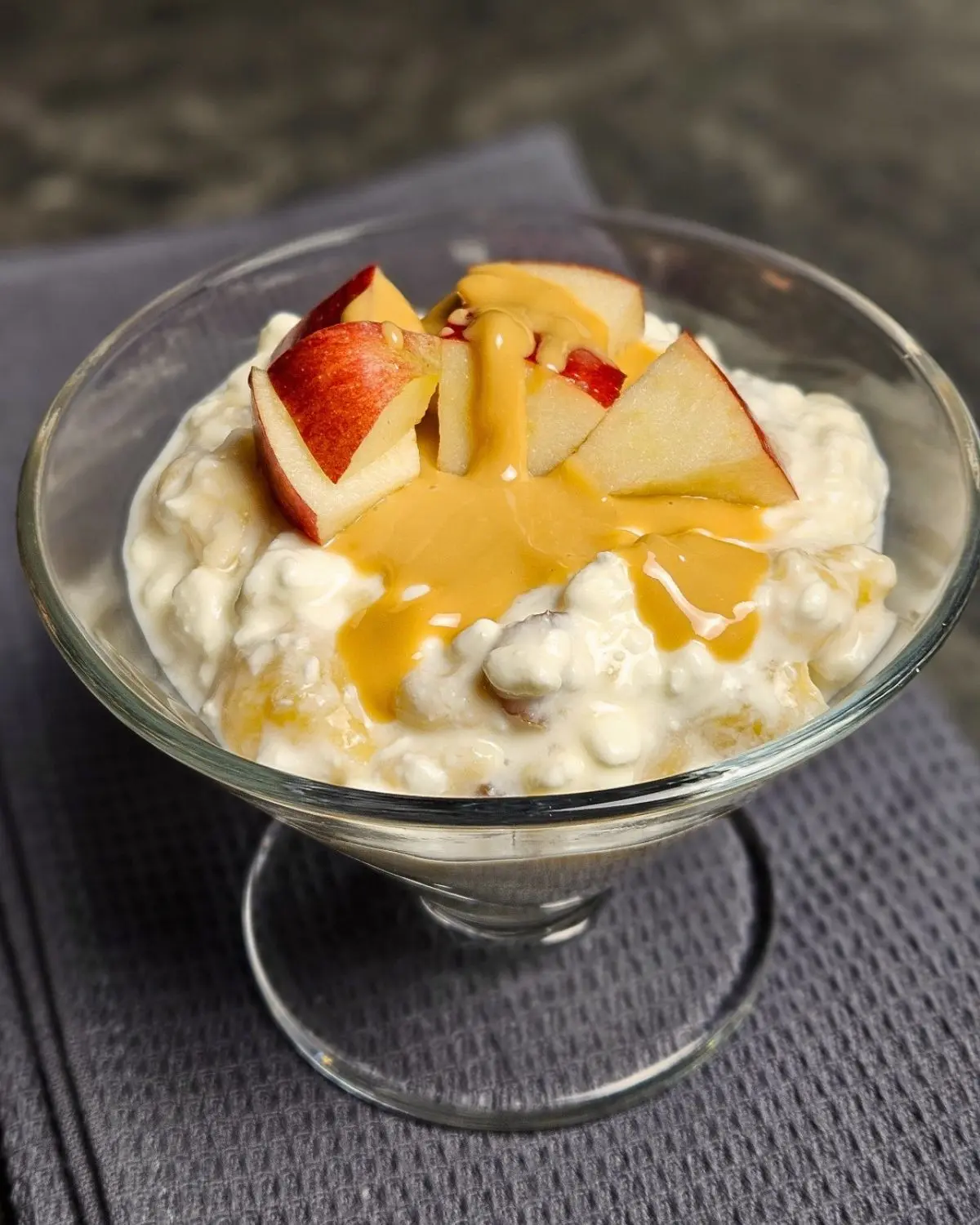 High Protein Erdnuss-Dattel Dessert mit Apfel und Banane
