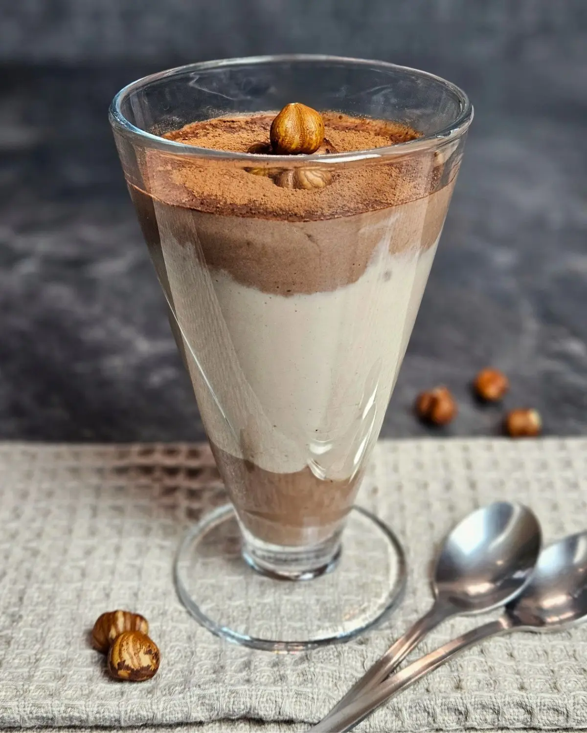 High Protein Monte Dessert mit Joghurt in einem Glas