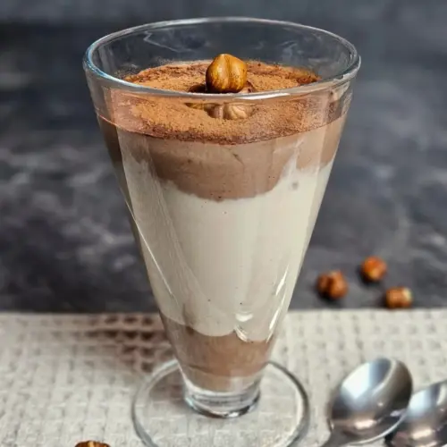 High Protein Monte Dessert mit Joghurt in einem Glas geschichtet