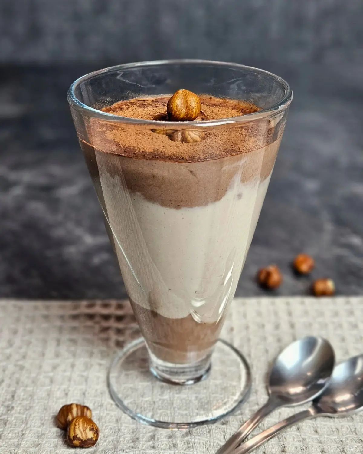 High Protein Monte Dessert mit Joghurt in einem Glas geschichtet