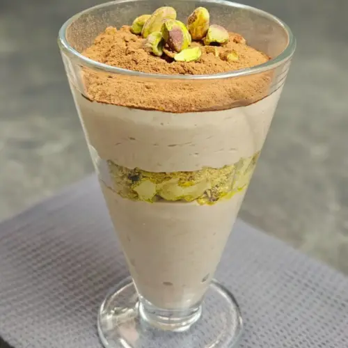 High Protein Pistazien-Schoko Dessert (Dubai Style) geschichtetes Dessert in einem Glas